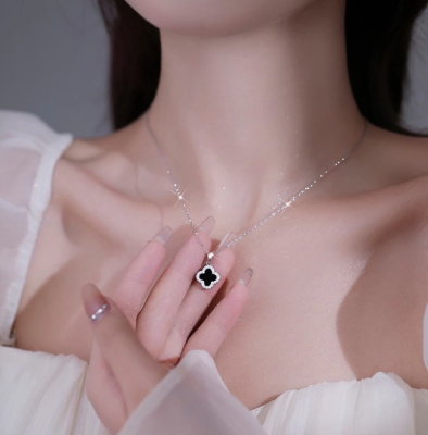 Dây chuyền 4 Lá Đen Viền Đá