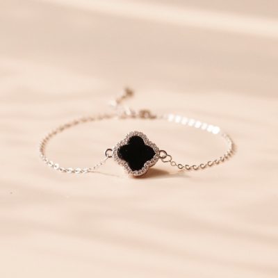 Cỏ 4 lá mặt đá đen Azura Bracelet thanh lịch, sang trọng