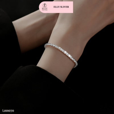 nên mua vòng tay bạc nữ trơn hay đính đá