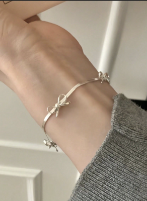 Vòng bạc nữ phối đồ